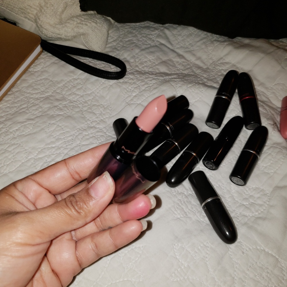 Mac lipstick in "nothing to wear"